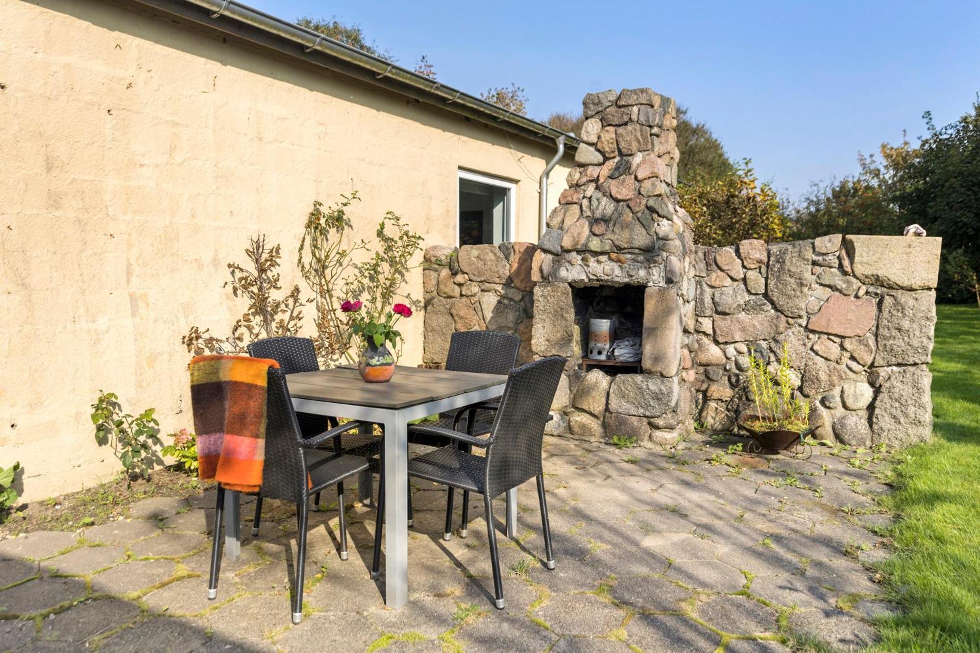 Logi I Hus Med Kunst Og Have Bed & Breakfast Vestervig Bagian luar foto